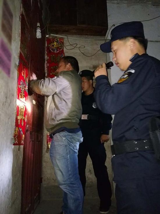 六安粗心妈妈误将幼女锁家中 民警全城寻开锁师傅开门